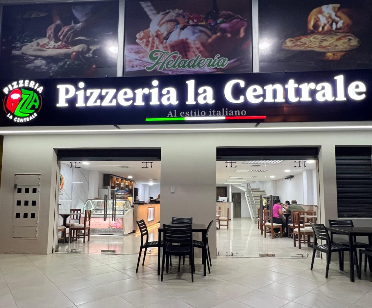 Fachada iluminada de Pizzería La Centrale
