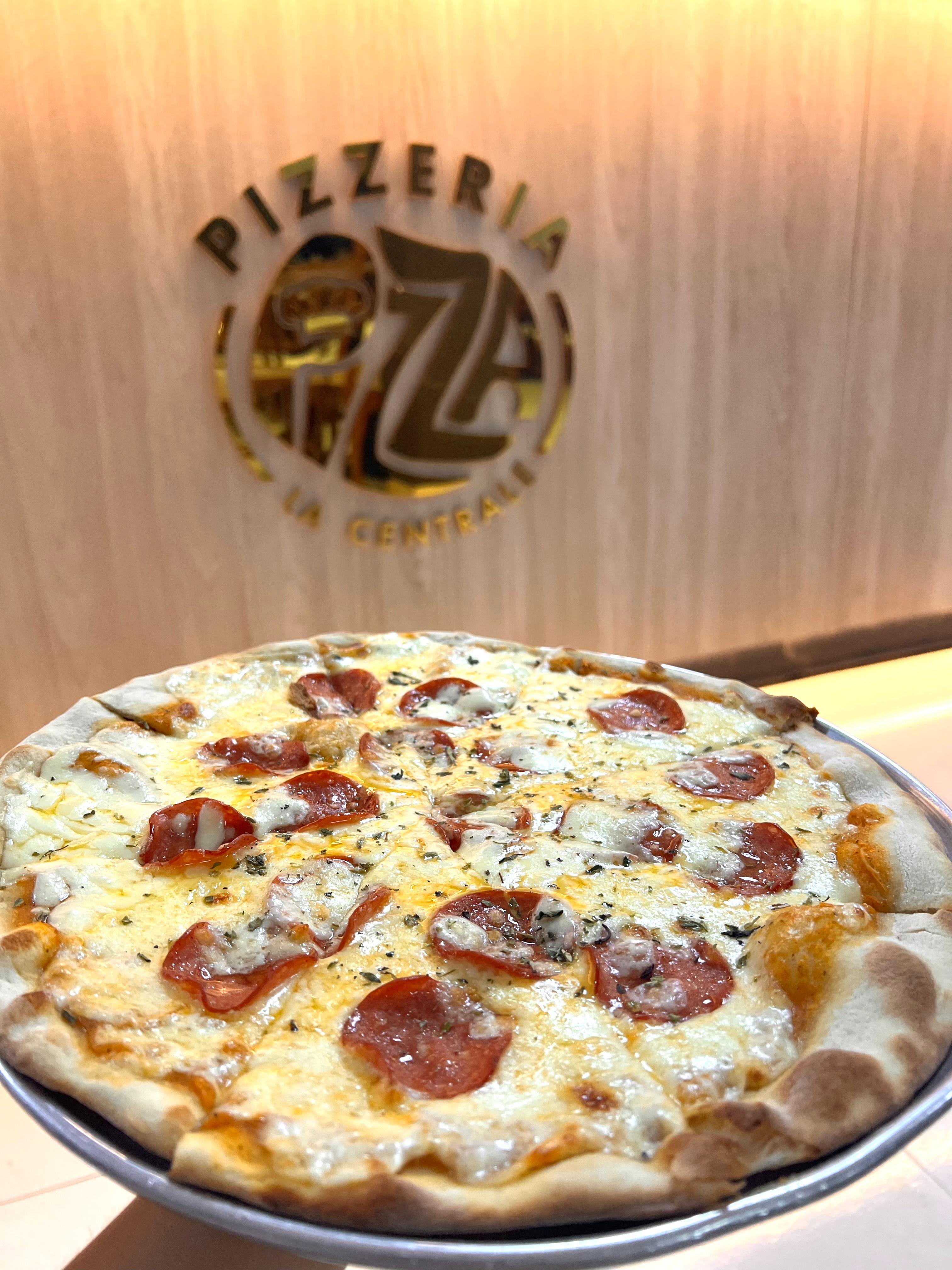 Pizza recién salida del horno con pepperoni