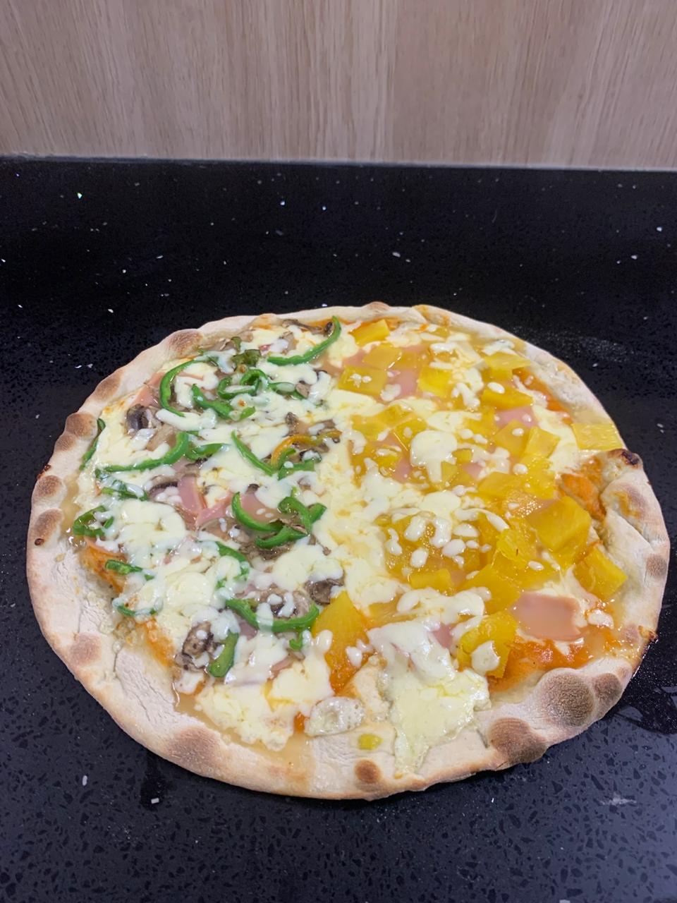 Pizza Hawaiana con jamón y piña